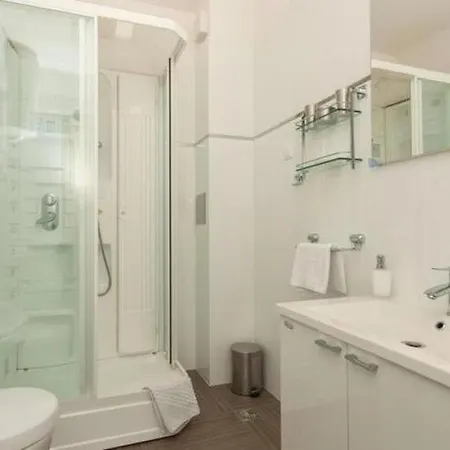 Nikolina St - Comfort Two Bedroom A1 דירה
