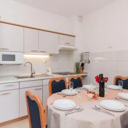 Nikolina St - Comfort Two Bedroom A1